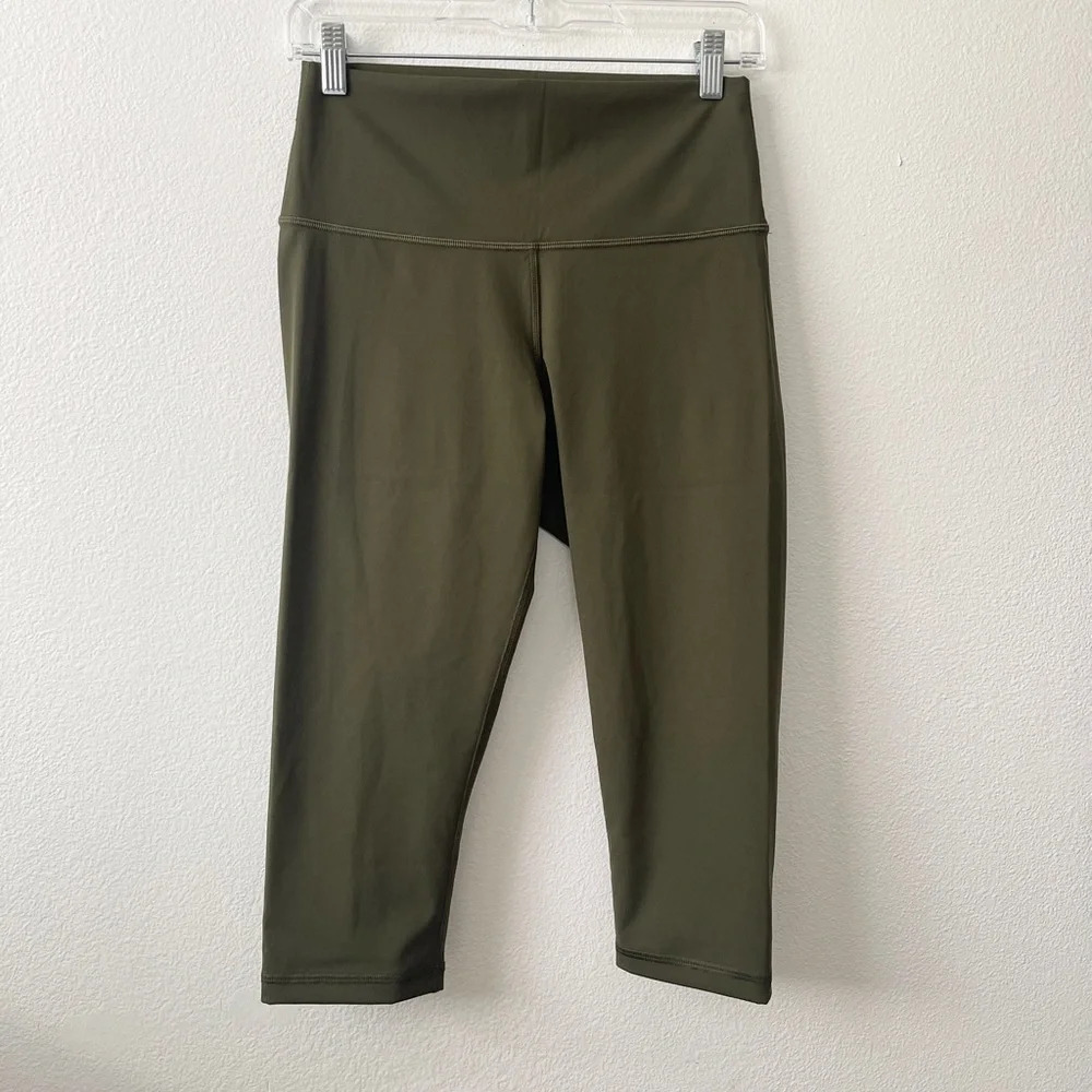 NWOT Everlane Perform Cropped Capri Leggings Size Medium